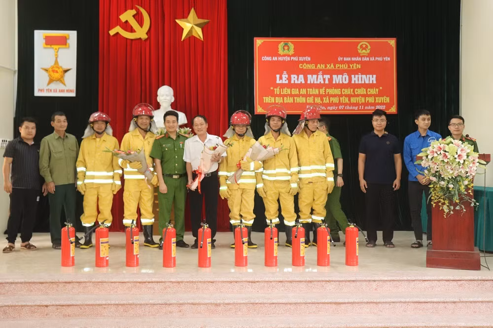 Phú Xuyên ra mắt mô hình “Tổ liên gia an toàn về phòng cháy, chữa cháy tại khu dân cư trên địa bàn thôn Giẽ Hạ, xã Phú Yên” -0