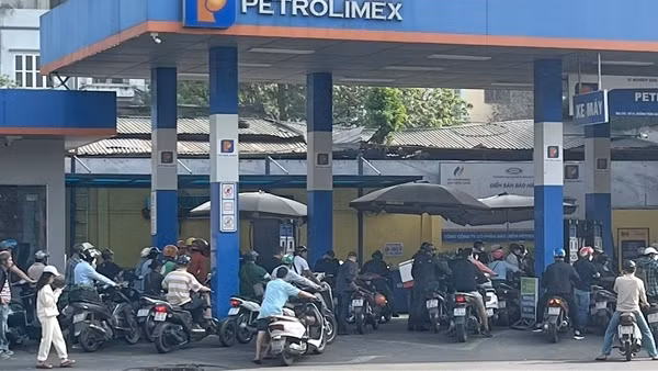Hà Nội yêu cầu xử lí triệt để buôn bán xăng dầu bằng chai, lọ