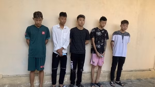 Năm đối tượng bị tạm giữ hình sự về hành vi gây rối trật tự công cộng