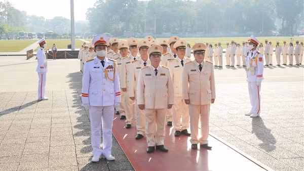 Cục An ninh Kinh tế vào lăng viếng Chủ tịch Hồ Chí Minh