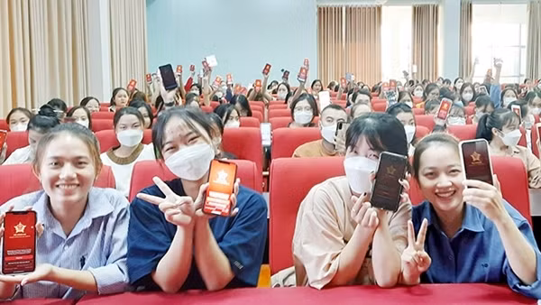 Đến tận trường học hướng dẫn cài đặt định danh điện tử