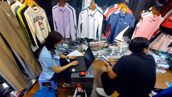 Thu giữ hàng nghìn sản phẩm nghi giả tại “thiên đường mua sắm” Sài Gòn Square