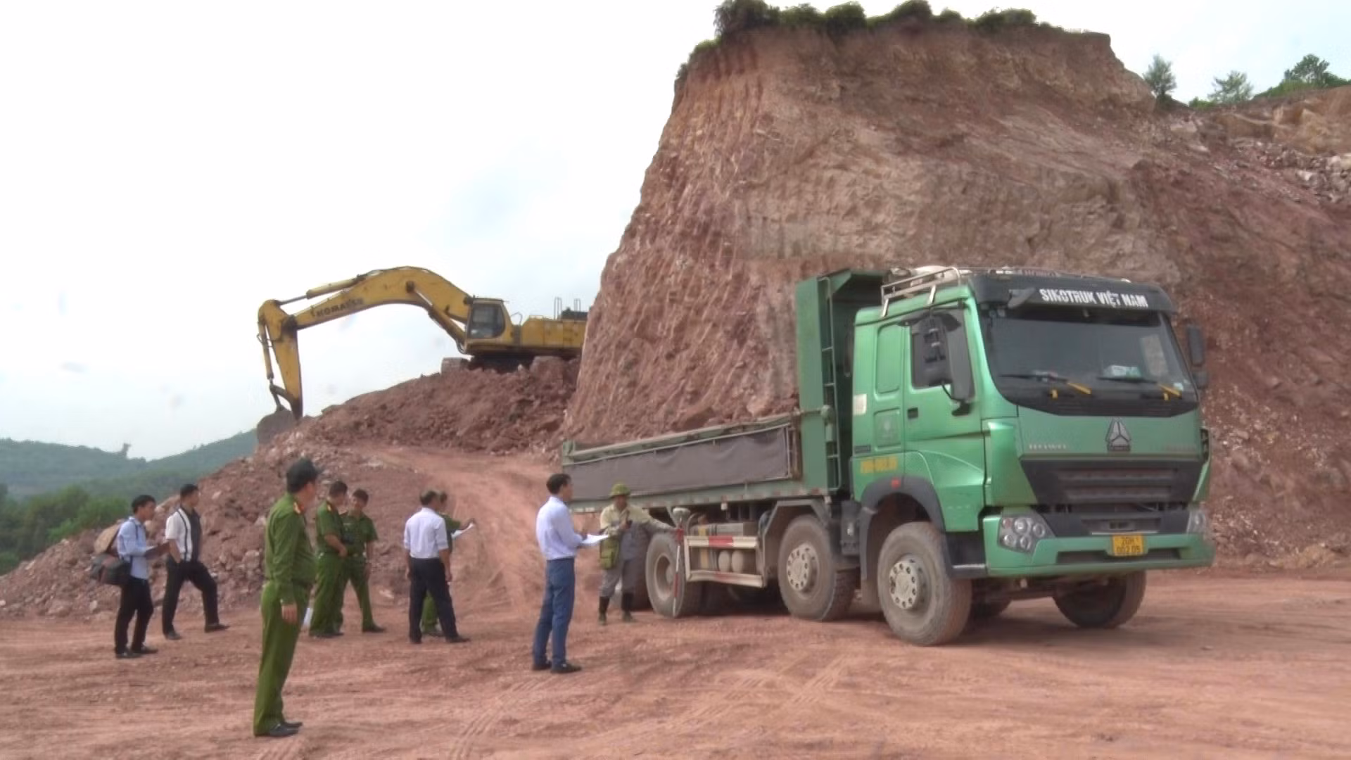 Tập kích bắt quả tang hàng chục đối tượng khai thác khoáng sản trái phép tại Thái Nguyên. -0
