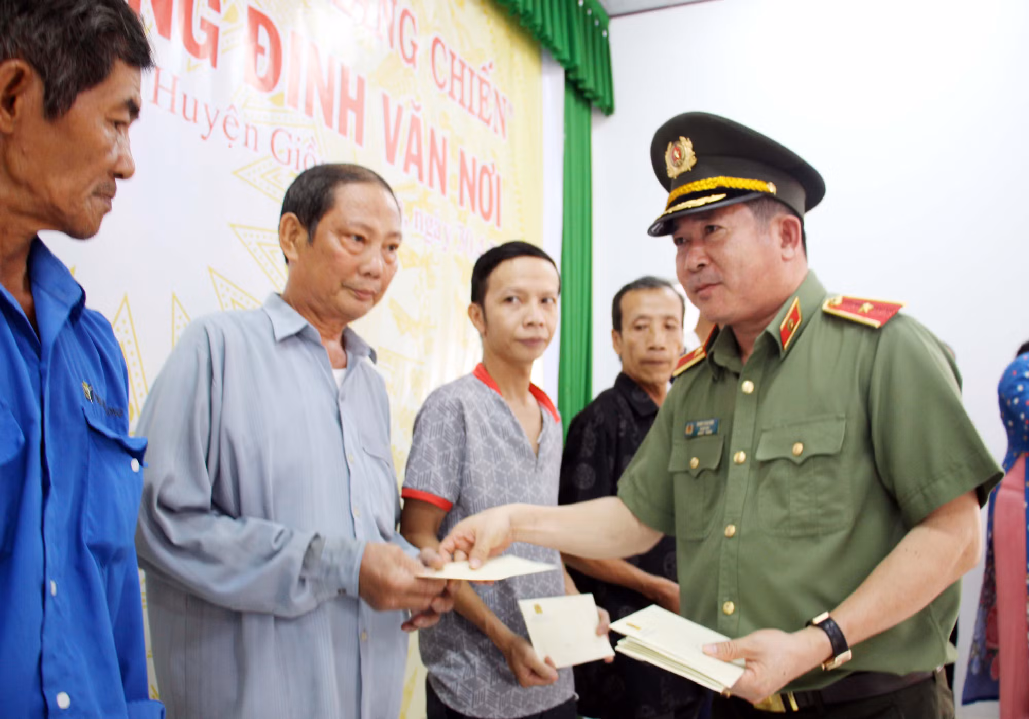 Trao quà tri ân người có công với cách mạng ở Bến Tre