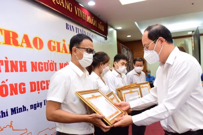 Trao giải cuộc thi “Tình người nơi tuyến đầu phòng, chống dịch COVID-19” -0