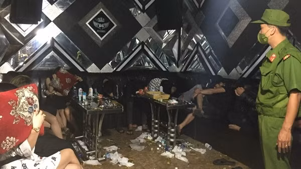 Kiểm tra quán karaoke, phát hiện 42 người dương tính với ma túy ảnh 3