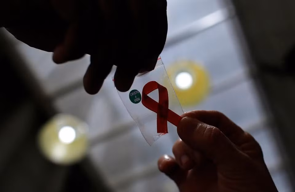 Người phụ nữ đầu tiên trên thế giới được chữa khỏi HIV nhờ cấy ghép tế bào -0