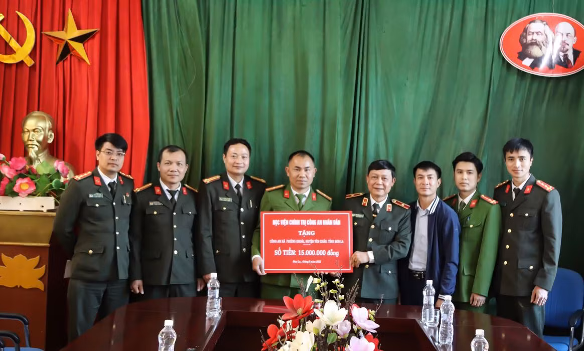 Học viện chính trị CAND trao tặng 500 triệu đồng xây dựng 10 căn nhà tình nghĩa -0