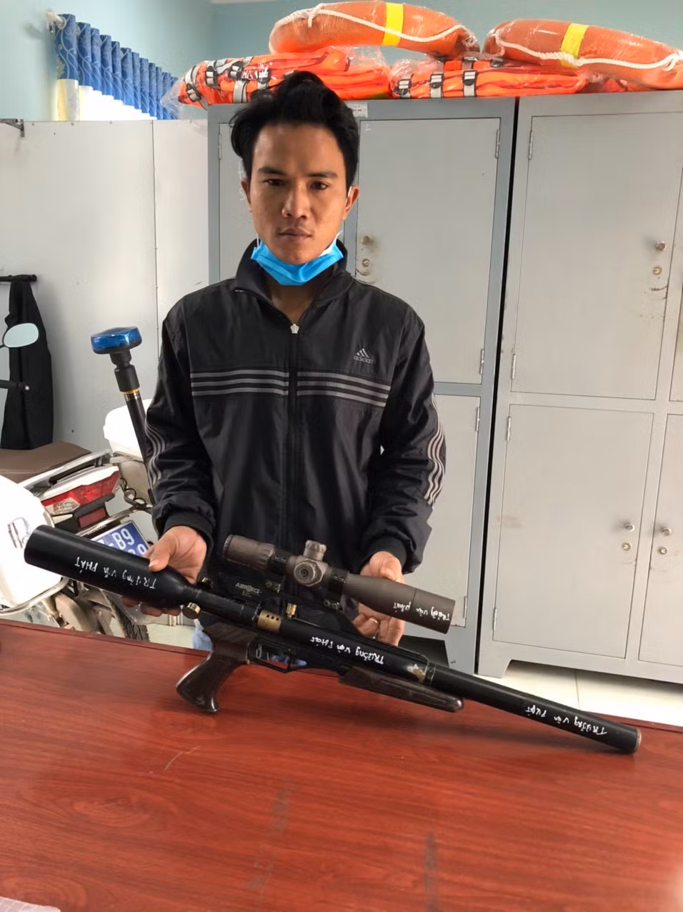 Thử súng trúng người -0