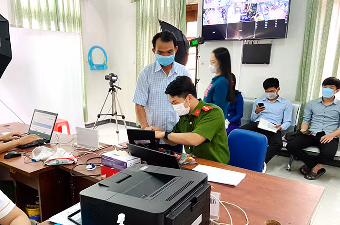 Tất bật giải quyết thủ tục hành chính cho người dân -0