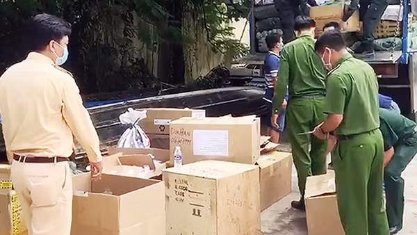 Hàng loạt vụ vận chuyển hàng lậu ở vùng giáp biên ảnh 2