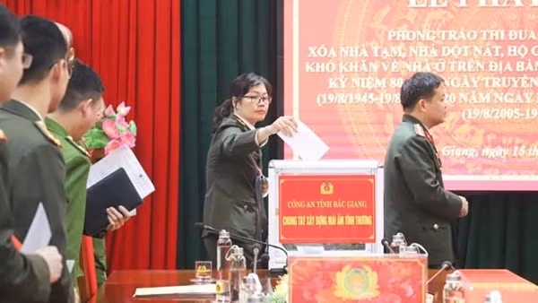 Công an tỉnh Bắc Giang đăng ký hỗ trợ hơn 3.500 ngày công và 1,4 tỷ đồng xóa nhà tạm