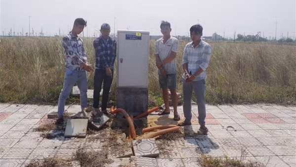 Bắt nhóm đối tượng đi ôtô gây ra hàng chục vụ trộm thiết bị điện công trình