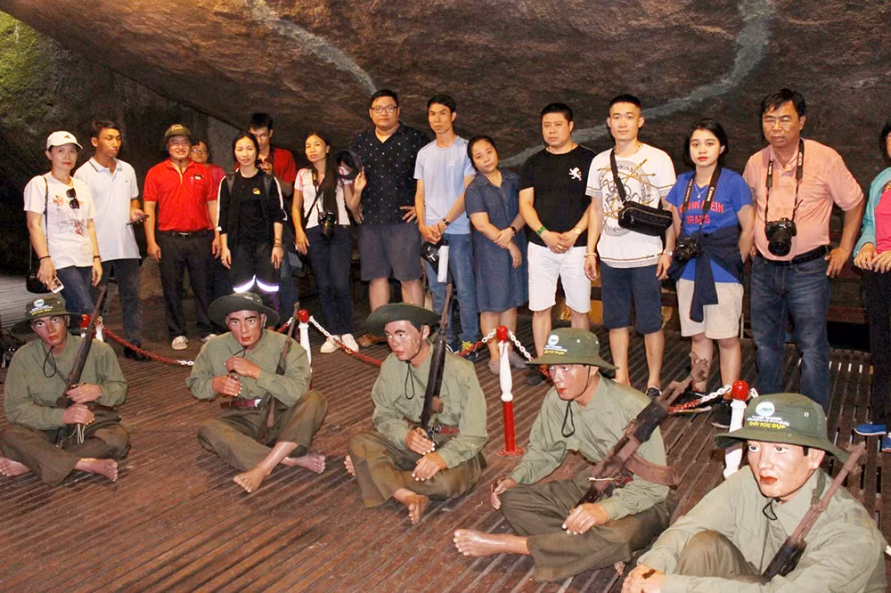 4.du khách tìm hiểu lịch sử.jpg -0