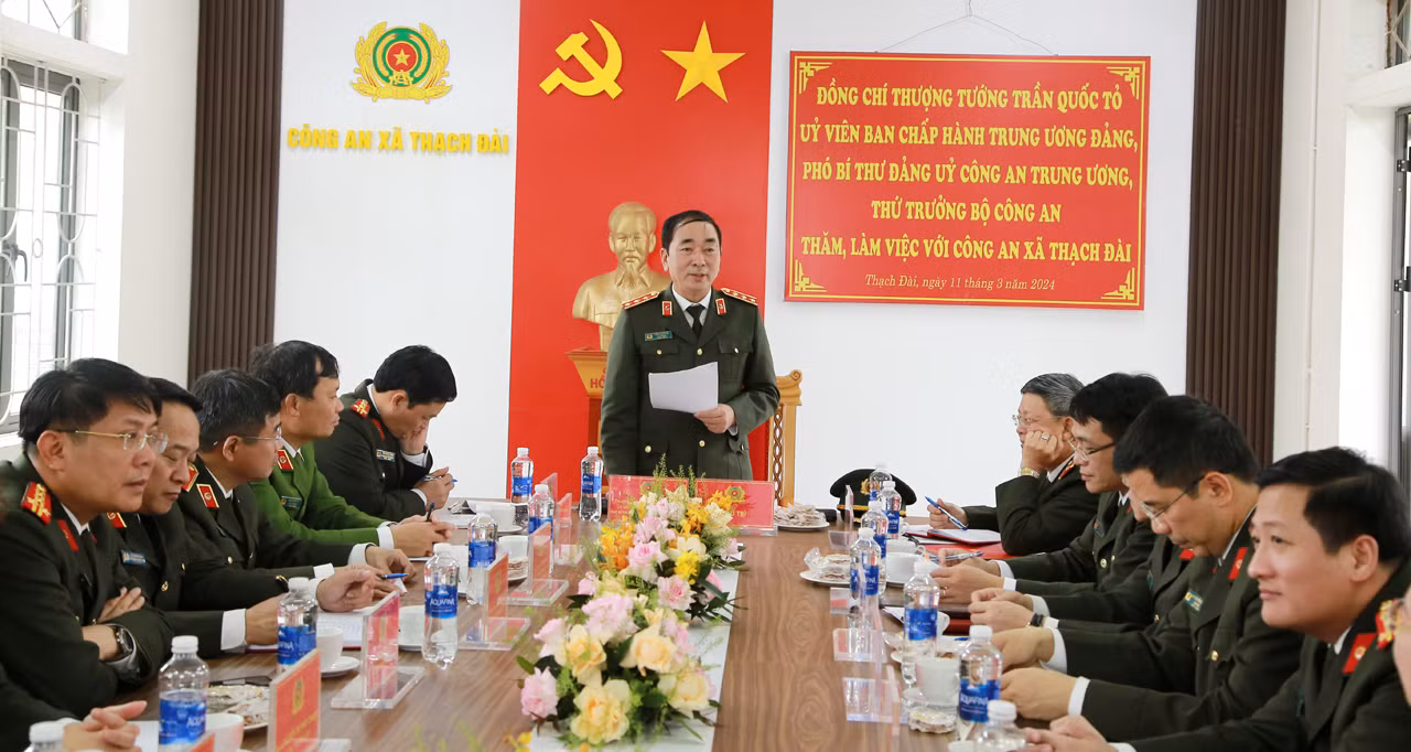 Thứ trưởng Trần Quốc Tỏ thăm, làm việc tại Công an xã ở Hà Tĩnh -0