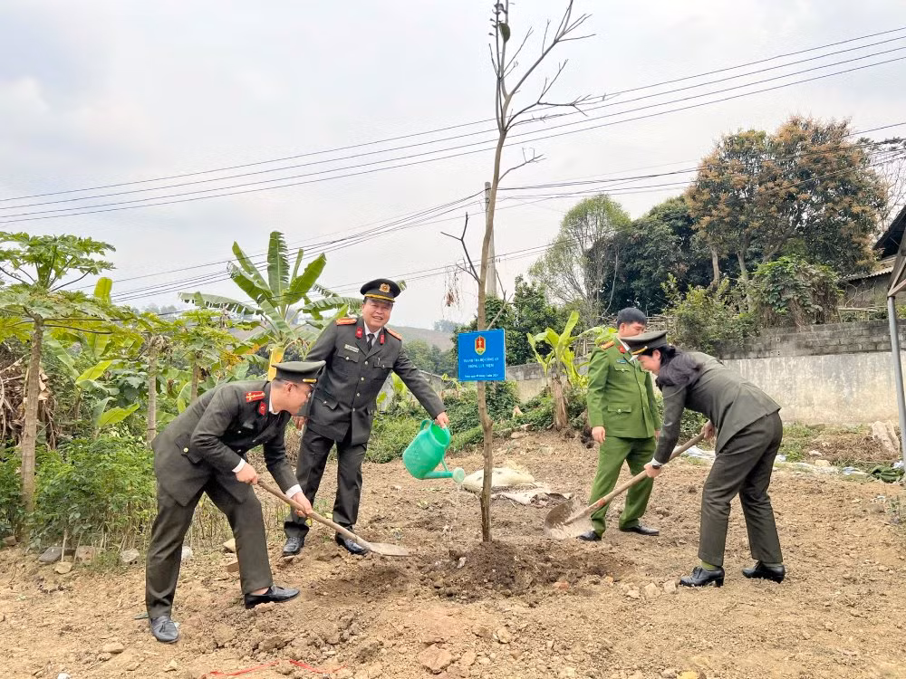 Đoàn công tác Thanh tra Bộ Công an thăm, làm việc và tặng quà tại xã Cốc Mỳ, huyện Bát Xát -1