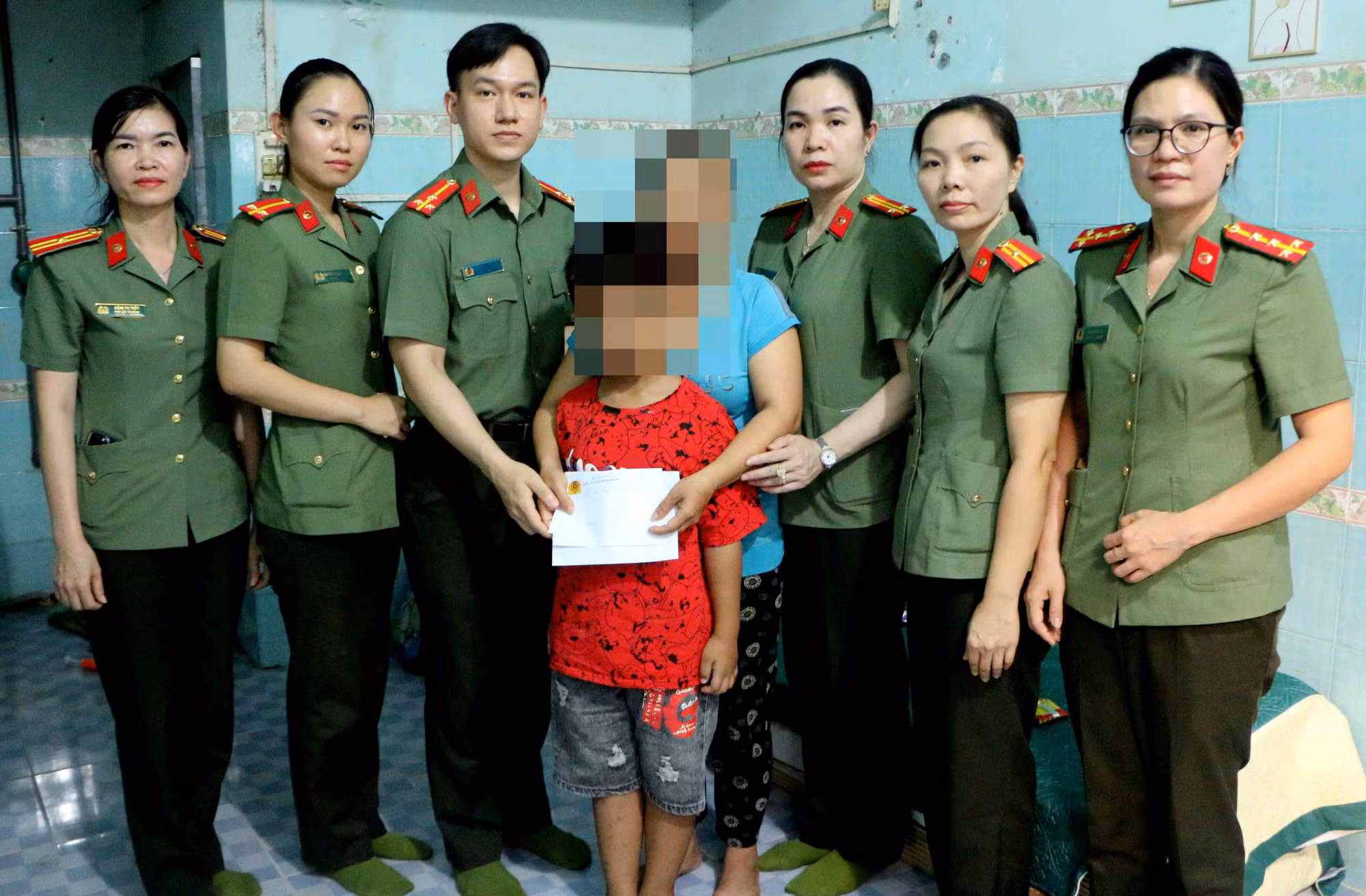 Công an Bình Phước đến thăm, động viên và trao tiền cho bé bị bạo lực -0