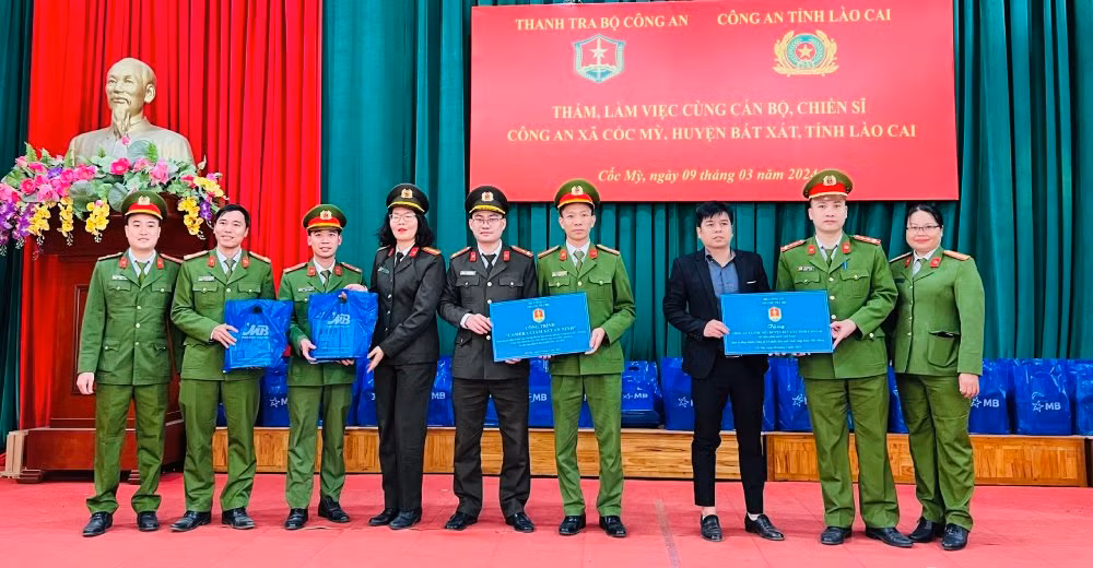 Đoàn công tác Thanh tra Bộ Công an thăm, làm việc và tặng quà tại xã Cốc Mỳ, huyện Bát Xát -0