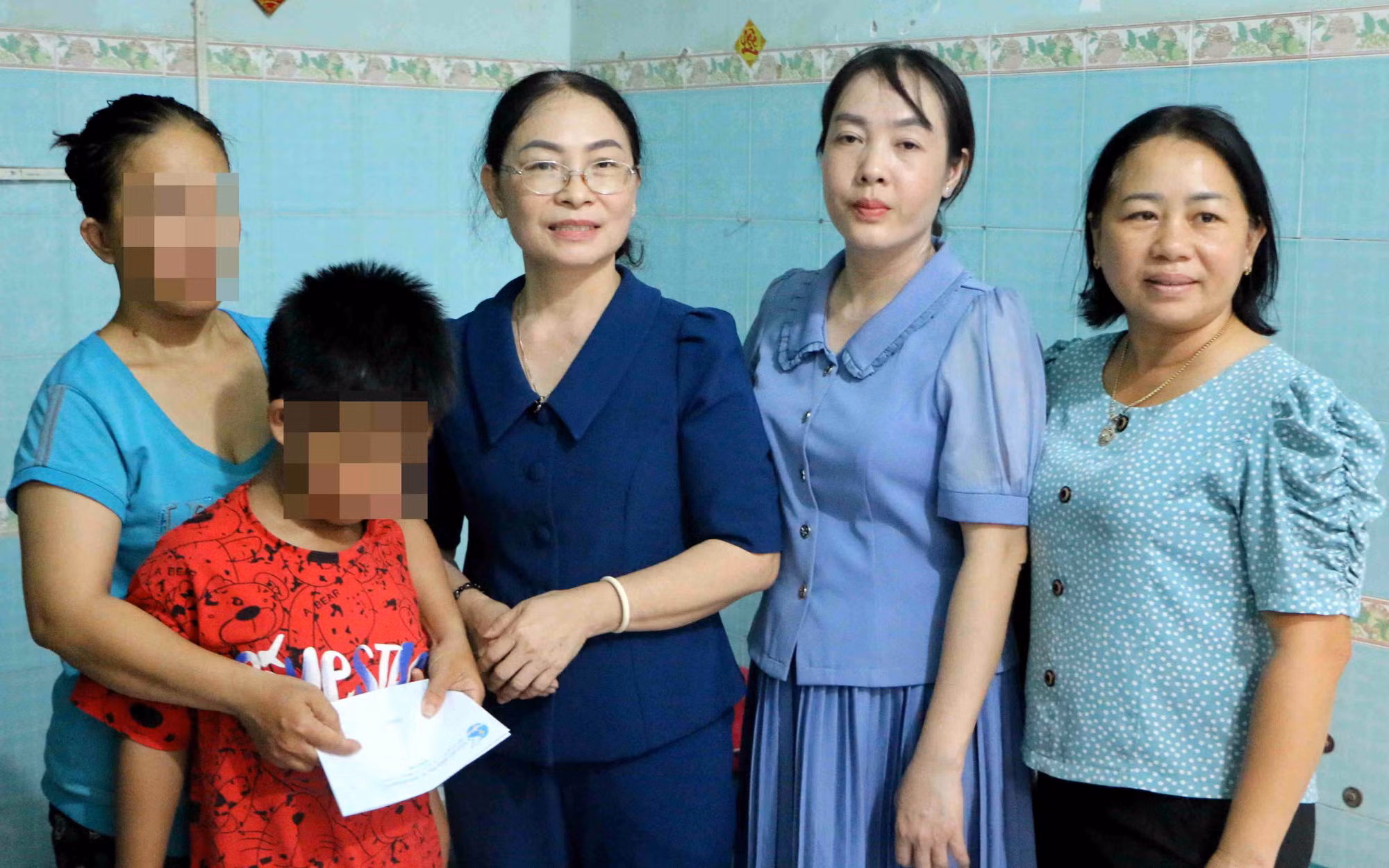 Công an Bình Phước đến thăm, động viên và trao tiền cho bé bị bạo lực -0