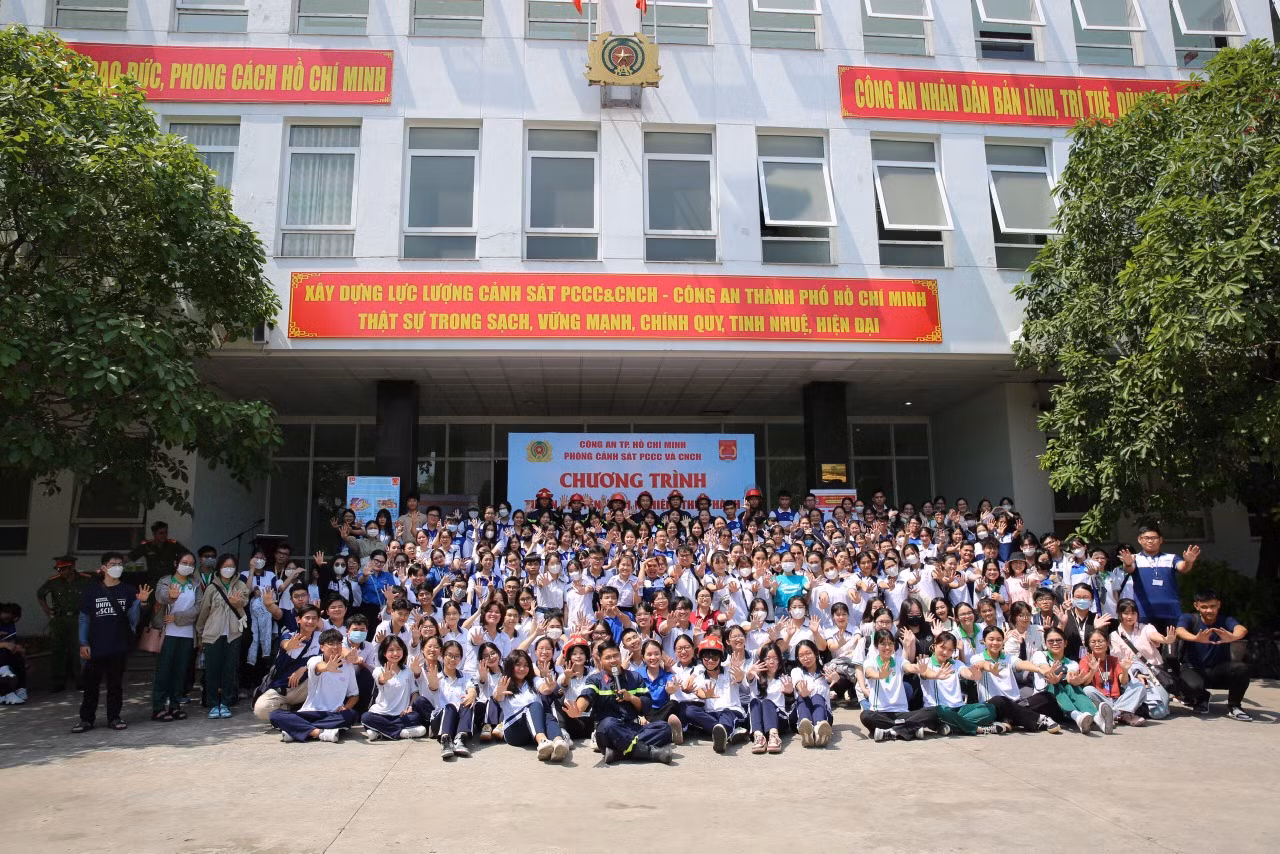 Gần 10.000 người tham gia trải nghiệm, thực hành chữa cháy và CNCH -0