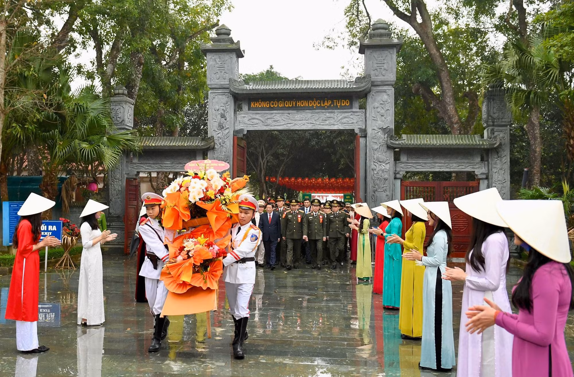 Bộ trưởng Tô Lâm cùng đoàn công tác dâng&nbsp;hương tưởng niệm Chủ tịch Hồ Chí Minh -0