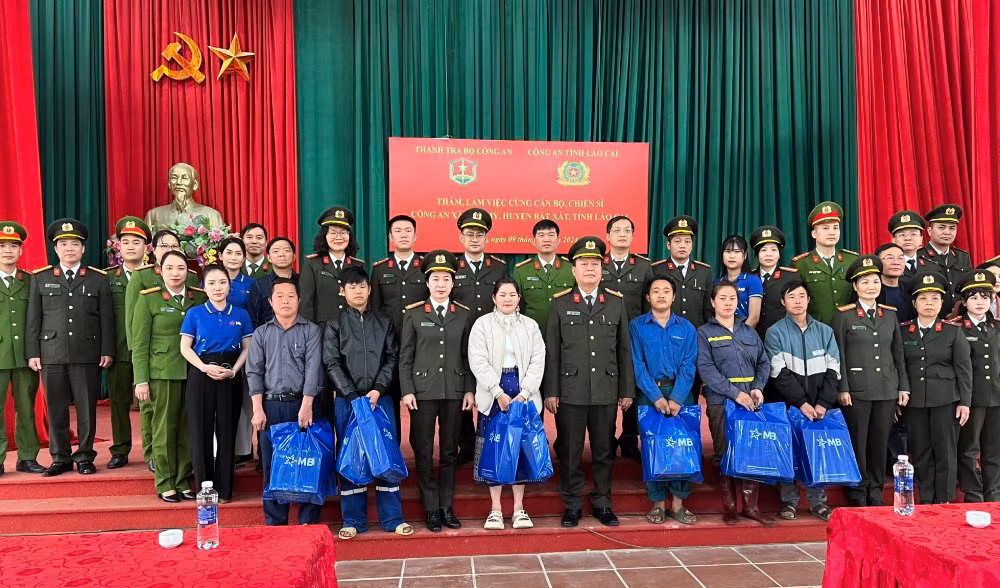 Đoàn công tác Thanh tra Bộ Công an thăm, làm việc và tặng quà tại xã Cốc Mỳ, huyện Bát Xát -0