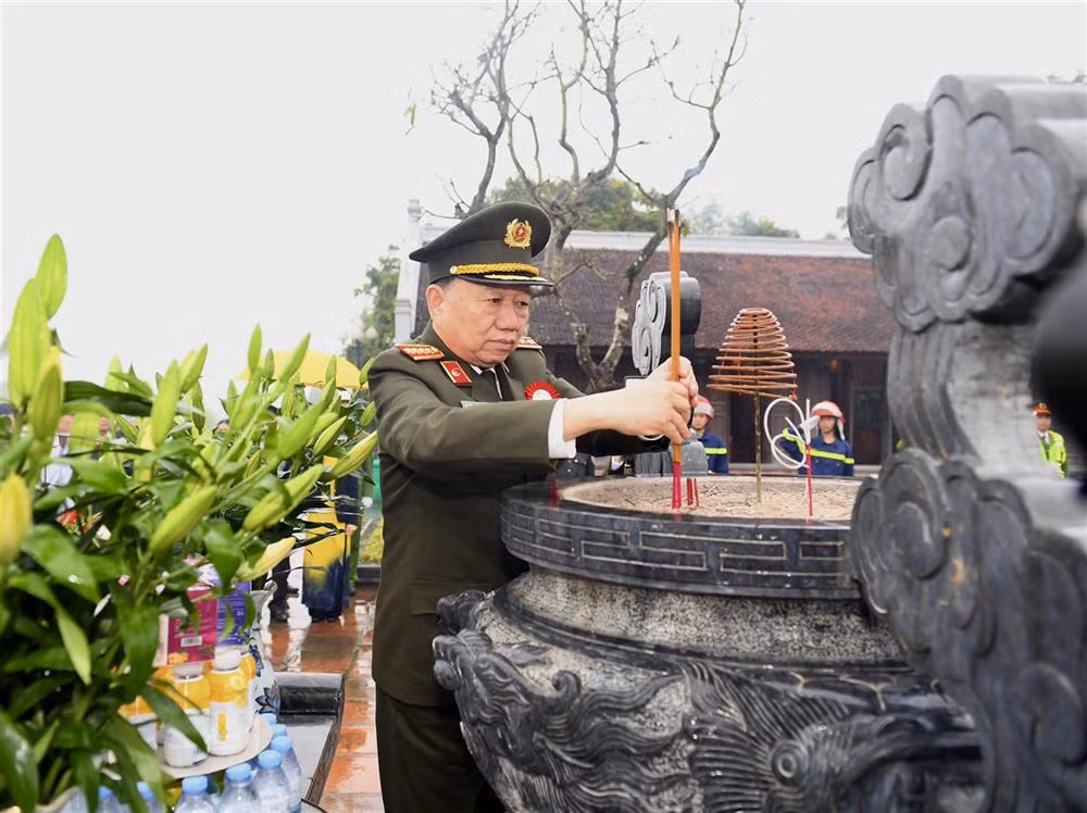 Bộ trưởng Tô Lâm dâng&nbsp;hương tưởng niệm Chủ tịch Hồ Chí Minh -0