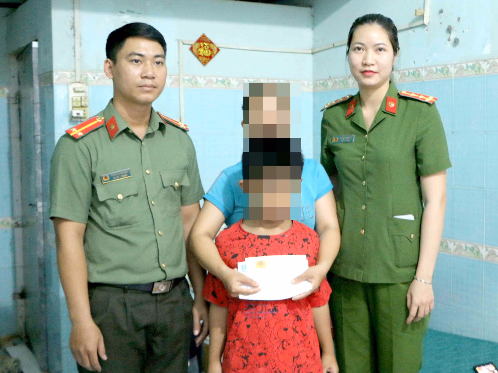 Công an Bình Phước đến thăm, động viên và trao tiền cho bé bị bạo lực -0