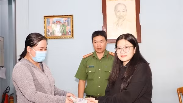 Nhặt được tiền ở cây ATM, nữ sinh mang đến Công an nhờ tìm người để quên trả lại
