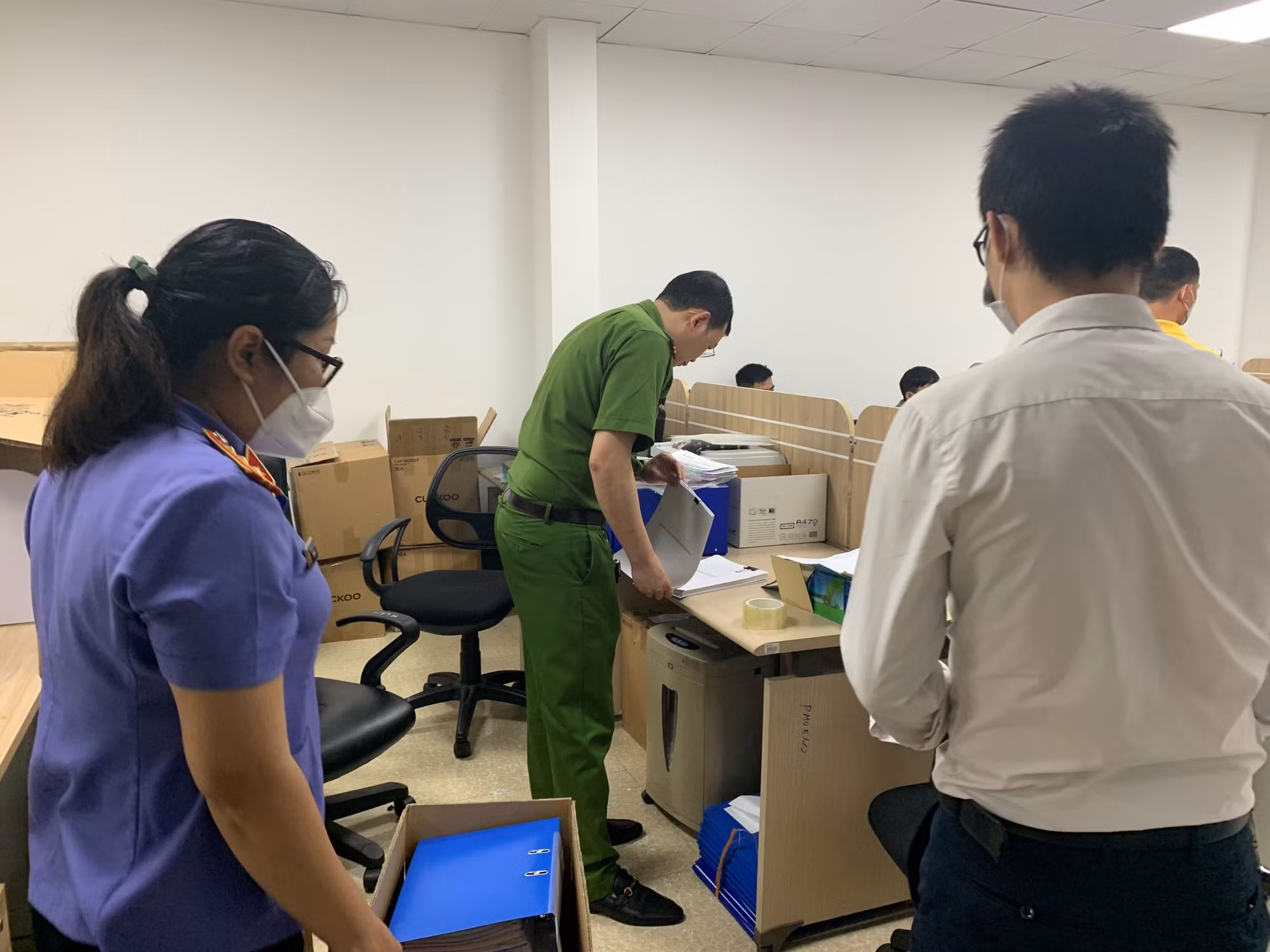 Phá két sắt khi khám xét Tập đoàn AIC Group, thu giữ nhiều tài liệu quan trọng