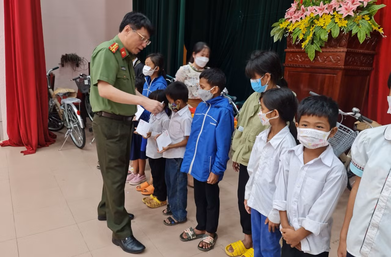 Trao tặng 200 phần quà và 50 xe đạp cho học sinh, người nghèo ở Quảng Trị -0