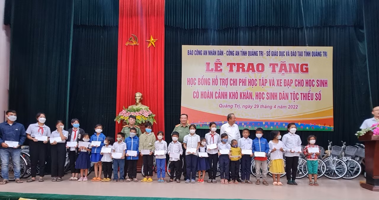Trao tặng 200 phần quà và 50 xe đạp cho học sinh, người nghèo ở Quảng Trị -1