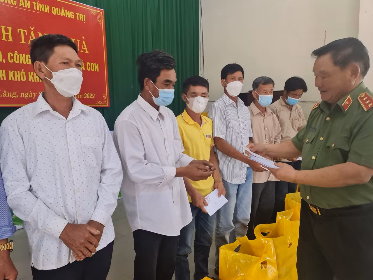 Trao tặng 200 phần quà và 50 xe đạp cho học sinh, người nghèo ở Quảng Trị -3