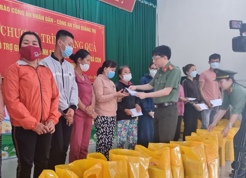 Báo CAND trao tặng 200 phần quà và 50 xe đạp cho học sinh, người nghèo ở Quảng Trị -1