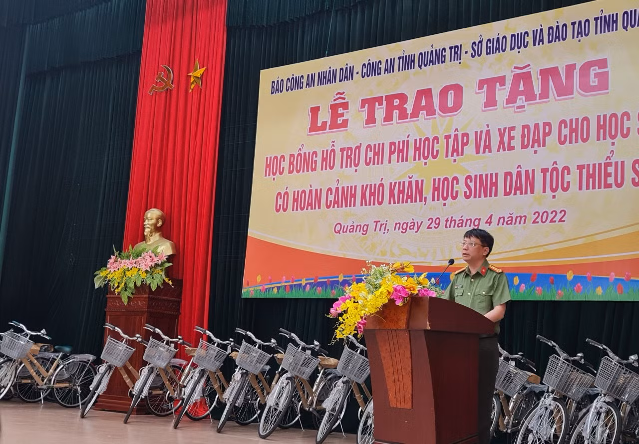 Trao tặng 200 phần quà và 50 xe đạp cho học sinh, người nghèo ở Quảng Trị -0
