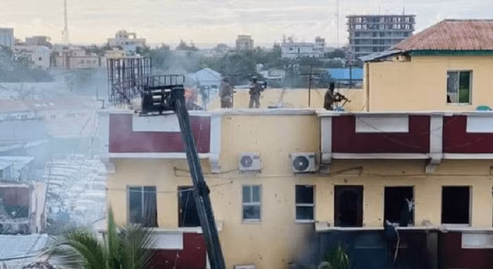 Đồng đảng al-Qaeda chiếm khách sạn giữa thủ đô Somalia, hạ sát dân thường -0