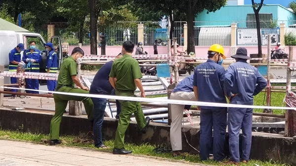 Người phụ nữ tử vong bất thường dưới cống Kênh Nước Đen