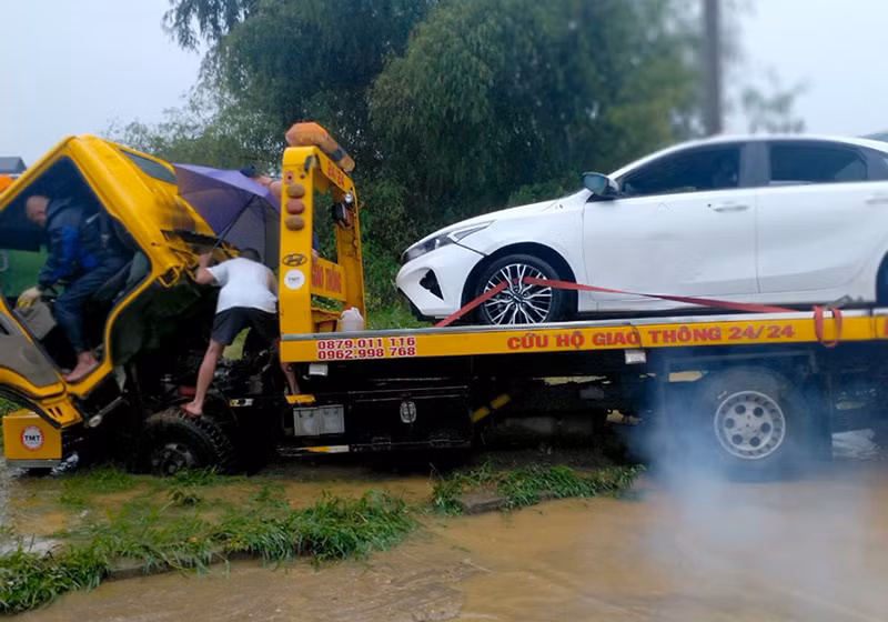 Giải cứu 2 người mắc kẹt trong ô tô bị lũ cuốn tại Ngầm Hội Hương lúc nửa đêm -0