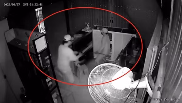 Hai tên trộm đột nhập cửa hàng điện thoại bất chấp hệ thống báo động