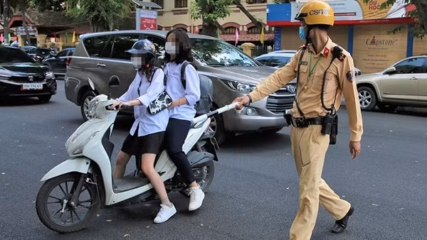 Sĩ diện hão, nhiều học sinh đầu trần kẹp 3, lạng lách đánh võng