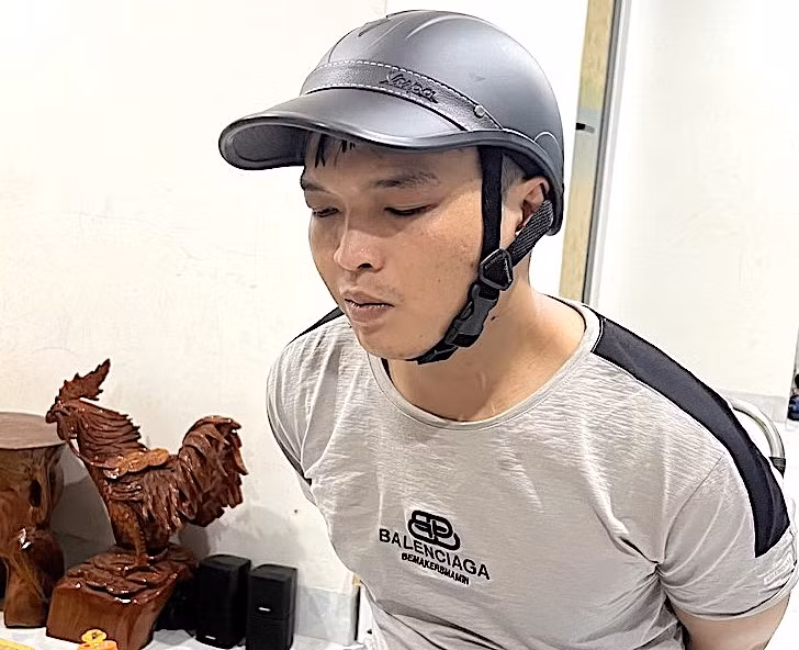 Bắt đối tượng thủ súng, chuyên bán ma túy cho người đồng hương -0
