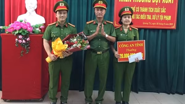 Khen thưởng vụ bắt giữ 3 đối tượng lừa đảo gần 49 tỷ đồng