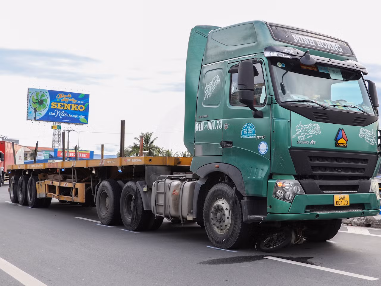 xe mô tô nằm trọn trong gầm xe container.jpg -0