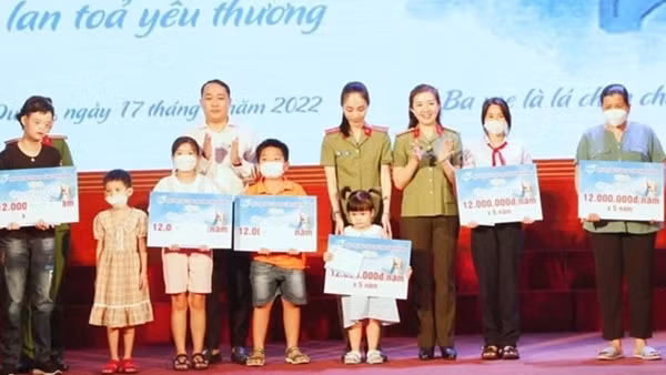 Ấm tình đồng đội qua chương trình “Mẹ đỡ đầu”