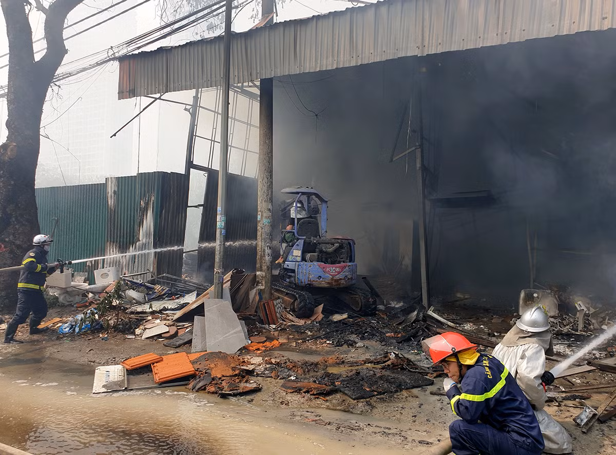 Hà Nội: Cháy lớn kho vật liệu nằm sát cây xăng -0