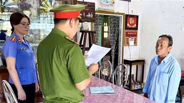 Làm giả giấy tờ đất chiếm đoạt 1,3 tỉ đồng
