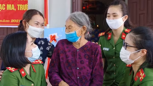 Ấm lòng mẹ liệt sĩ Gạc Ma giữa thời bình