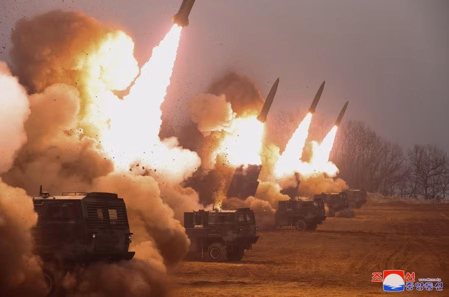 Con gái ông Kim Jong-un theo sát cha thị sát tập trận tấn công -0