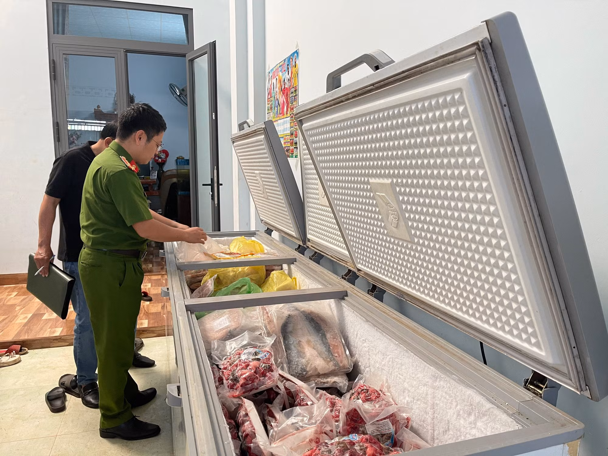Hơn 3 tấn thực phẩm đông lạnh không rõ nguồn gốc chờ đi tiêu thụ -0