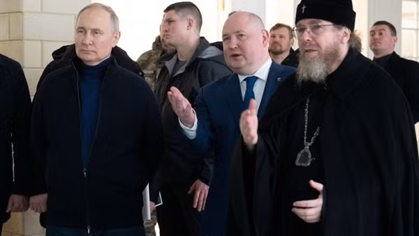 Tổng thống Putin bất ngờ xuất hiện tại Crimea
